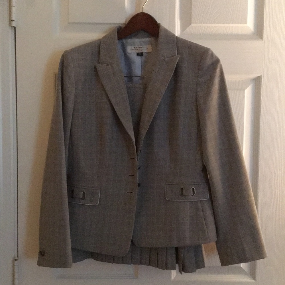 Skirt suit